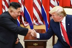 Donald Trump i Kim Dzong Un w strefie zdemilitaryzowanej