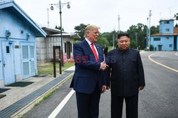 Donald Trump i Kim Dzong Un w strefie zdemilitaryzowanej