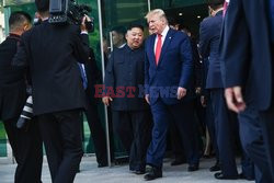 Donald Trump i Kim Dzong Un w strefie zdemilitaryzowanej