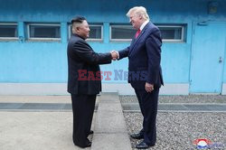 Donald Trump i Kim Dzong Un w strefie zdemilitaryzowanej