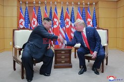 Donald Trump i Kim Dzong Un w strefie zdemilitaryzowanej