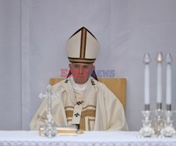 Papież Franciszek sprawuje mszę w Albano