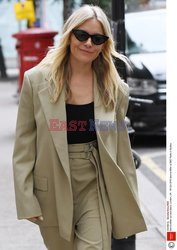 Sienna Miller w jasnym komplecie