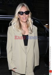 Sienna Miller w jasnym komplecie