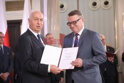 Posłowie odbierają zaświadczenia o wyborze