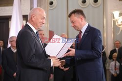 Posłowie odbierają zaświadczenia o wyborze