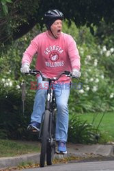 Bruce Willis na elektrycznym rowerze