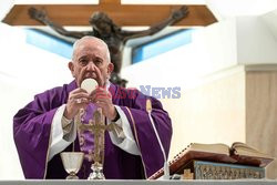 Papież Franciszek samotnie odprawia mszę