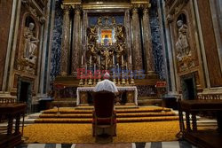 Papież modli się w bazylice Santa Maria Maggiore