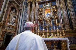 Papież modli się w bazylice Santa Maria Maggiore