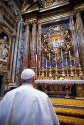 Papież modli się w bazylice Santa Maria Maggiore