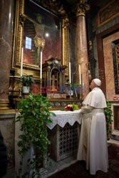 Papież modli się w bazylice Santa Maria Maggiore