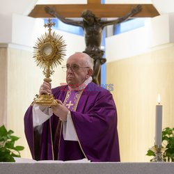 Papież Franciszek samotnie odprawia mszę