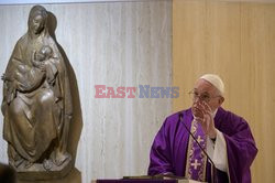 Papież Franciszek samotnie odprawia mszę