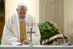 Papież Franciszek podczas mszy w Domu Świętej Marty.