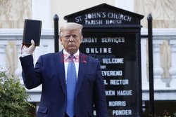 Donald Trump z biblią przed kościołem