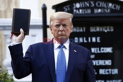 Donald Trump z biblią przed kościołem