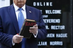 Donald Trump z biblią przed kościołem