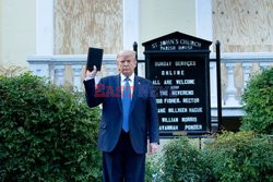 Donald Trump z biblią przed kościołem