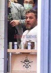 Tom Hardy z synem u fryzjera