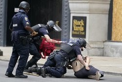 Dwóch policjantów postrzelonych w Louisville