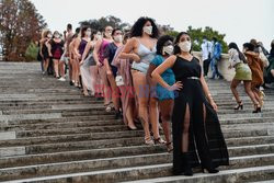 500 kobiet w bieliźnie demonstruje przeciwko dyktatowi mody