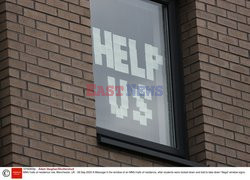 Napisy w oknach Manchesterze