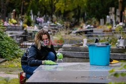 Sesja - sprzątanie grobów przed dniem Wszystkich Świętych