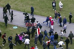 OMON pałuje demonstrantów na Białorusi