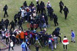 OMON pałuje demonstrantów na Białorusi