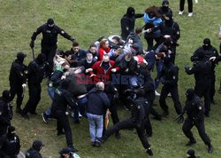 OMON pałuje demonstrantów na Białorusi