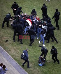 OMON pałuje demonstrantów na Białorusi