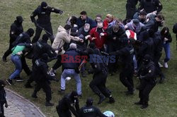 OMON pałuje demonstrantów na Białorusi