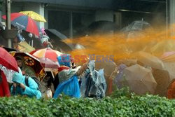 OMON pałuje demonstrantów na Białorusi