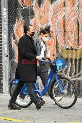 Katie Holmes i Emilio Vitolo na rowerach