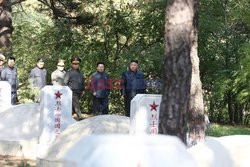 Kim Dzong Un składa kwiaty pod pomnikiem Chińskich Ochotników Ludowych
