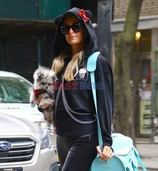 Paris Hilton niesie swojego psa