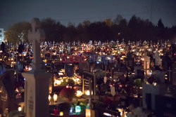 Wieczór przed zamknięciem cmentarzy