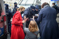 Pikieta solidarnościowa Strajku Kobiet przed sądem