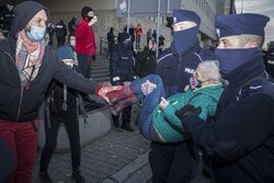 Pikieta solidarnościowa Strajku Kobiet przed sądem