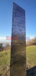 Metalowy monolit w Rumunii