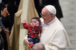 Papież Franciszek z dzieckiem na rękach