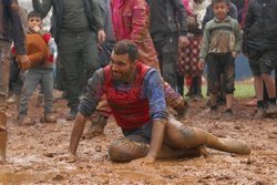 Zabawy błotne w obozie dla uchodźców w Syrii