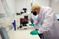 Boris Johnson odwiedził Oxford Biomedica