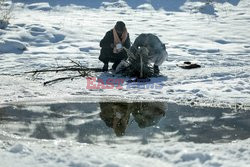 Uchodźcy kąpia się w zmrożonej rzece