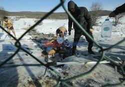 Uchodźcy kąpia się w zmrożonej rzece