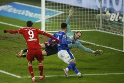 Gol Lewandowskiego w meczu z Schalke