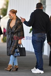 Jennifer Lopez w płaszczu w kratę