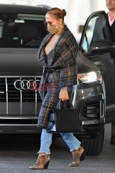 Jennifer Lopez w płaszczu w kratę