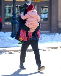 Bradley Cooper niesie córkę na rękach